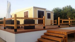 veicolo ad uso abitativo da 55 mq con veranda esterna in larice. Modello ILARIA-14456